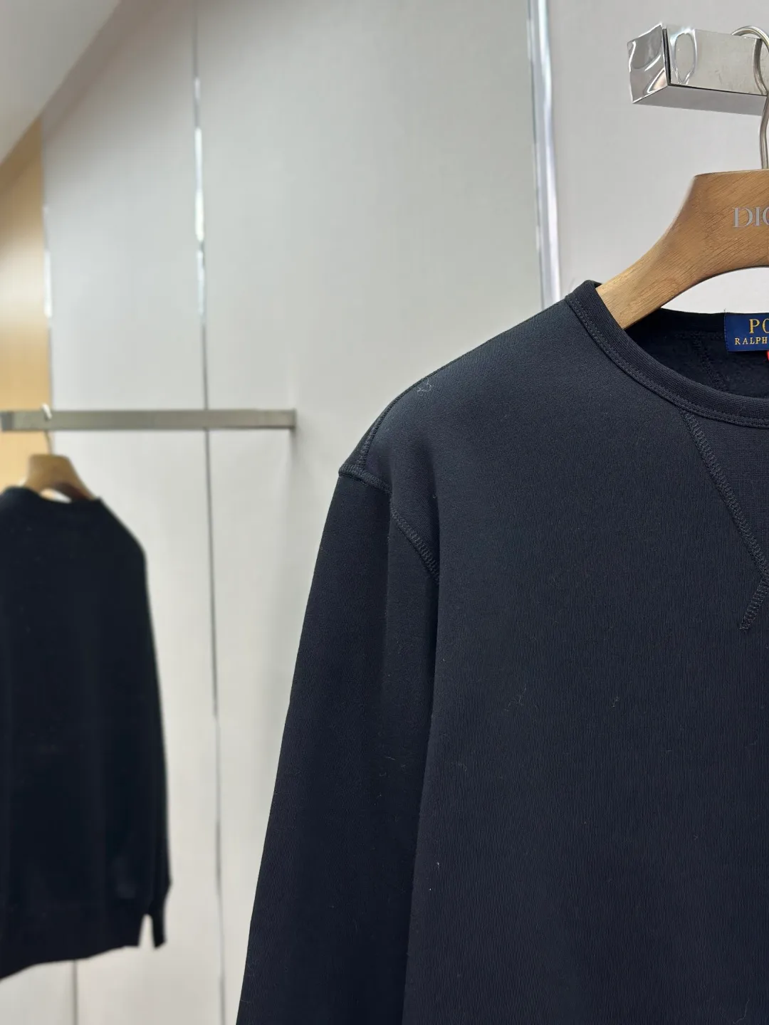 P290 [Same-origin fabric, exclusive new style, first choice for old money] Ralph Laure Ralph Lauren embroidered long-sleeved sweatshirt is made of cotton blended fabric, which is soft and tough to the touch. It has been finely spun and pre-shrunk, making it comfortable to the touch and not easy to deform. You don’t have to worry about shrinkage or pilling for daily wear and washing, and the texture is stable and online! The pony embroidery on the chest, despite the small size, has fine stitches and every stitch is perfectly stitched. The embroidery thread is pure in color and high in fastness. It is simple and high-end, highlighting the brand's iconic exquisite craftsmanship! The neckline is a classic round neck design, with an exquisite small V-shaped splicing design at the bottom. The workmanship is particularly neat, and the stitching in the circle is straight and even, without any distortion. It will not become loose and deformed after being worn for a long time. It fits the neck without being tight, and it is full of comfort! Scan the QR code on the label to enter the official website directly! It’s like adding an “identity pass” to clothes, and the quality is directly visualized ‼ ️ Size: S-XL